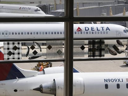 Aviones de la aerolínea Delta en el aeropuerto de Washington.