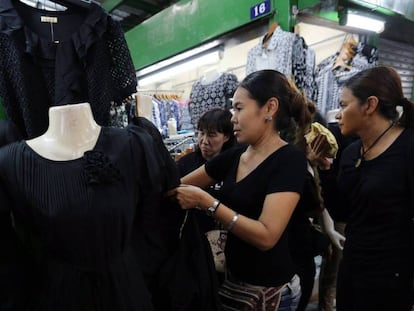 Cidadãs tailandesas em busca de roupa negra para o luto pela morte do rei Bhumibol.