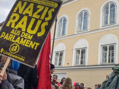 Protesto em abril contra os nazistas diante da casa onde Adolf Hitler nasceu, em Braunau am Inn (Áustria).