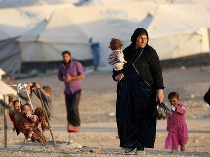 Civiles iraquíes huidos de los combates en Mosul, en un campo de desplazados.