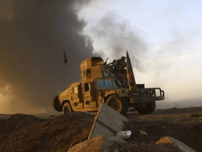 Una columna de humo se eleva sobre las afueras de Mosul tras un ataque de la coalición.