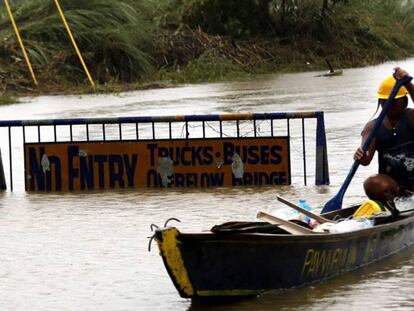 Un vecino en barca en una avenida inundada en la localidad de Tuguegarao, en Filipinas.