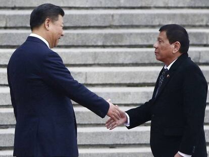 El presidente chino, Xi Jinping (izquierda), recibe a Rodrigo Duterte en Pekín.