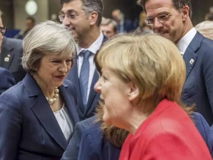Theresa Mey y Angela Merkel este jueves en la cumbre de Bruselas.