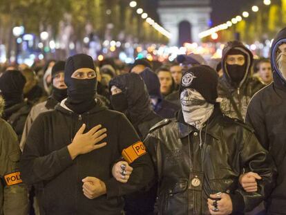 Policías se manifiestan este jueves en Campos Elíseos, en París.