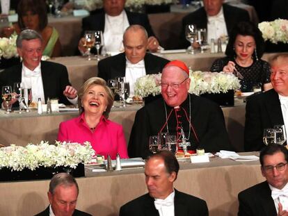 Trump y Clinton comparten mesa en la cena benéfica de la Fundanción Al Smith en Nueva York este jueves.