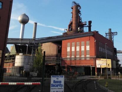 Entrada de la fábrica siderúrgica de Carsid en Charleroi, vacía desde 2008.