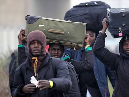 Migrantes en Calais desalojan el campamento.