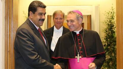 Nicolás Maduro é recebido pelo sacerdote italiano Guido Marini.