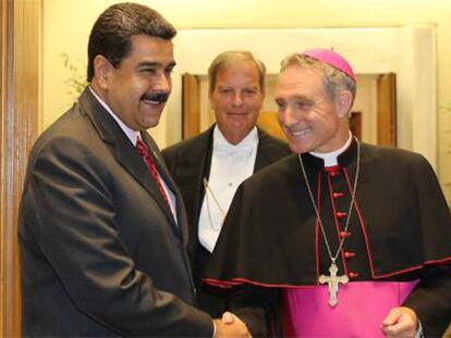 Nicolás Maduro é recebido pelo sacerdote italiano Guido Marini.