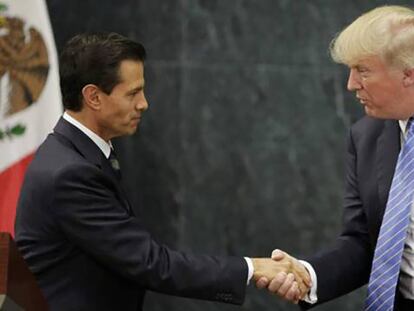 El presidente Enrique Peña Nieto saluda al candidato republicano, Donald Trump, en su visita a México.