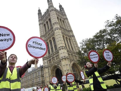 Activistas de "Plane Stupid", contrarios a la ampliación del aeropuerto de Heathrow, este martes frente al Parlamento británico en Londres. FACUNDO ARRIZABALAGA EFE
