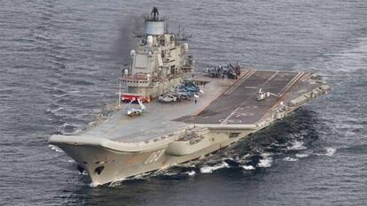 O porta-aviões russo ‘Admiral Kuznetsov’, numa imagem feita no último dia 17 pela Força Aérea da Noruega.