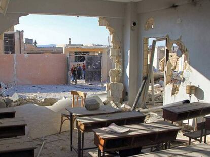 Imagen de una de las aulas de la escuela bombardeada en la localidad de Hass.