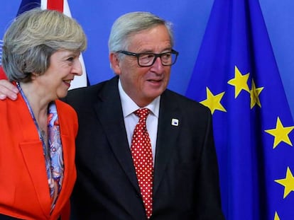 La primera ministra británica, Theresa May, junto al presidente de la Comisión Europea, Jean-Claude Juncker.