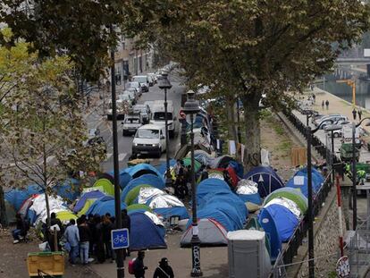 Un improvisado campamento de migrantes este viernes en París.
