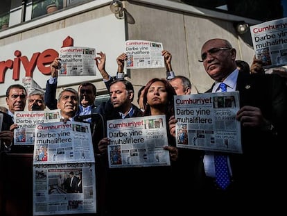 Diputados de la oposición turca sostienen copias de Cumhuriyet ante la sede del diario en Estambul en protesta por las detenciones efectuadas este lunes por la policía.