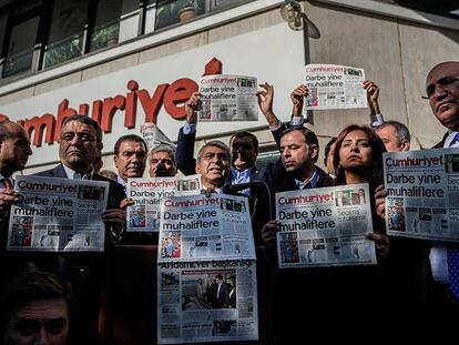 Diputados de la oposición turca sostienen copias de Cumhuriyet ante la sede del diario en Estambul en protesta por las detenciones efectuadas este lunes por la policía.