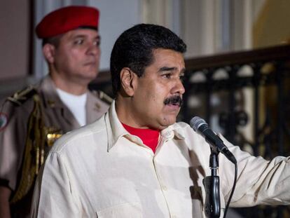 Nicolás Maduro en una conferencia de prensa tras el inicio del diálogo entre el Gobierno y la oposición. En vídeo, declaraciones de Henry Ramos Allup, presidente de la Asamblea Nacional.