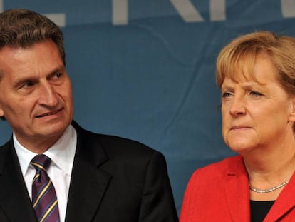 La canciller alemana, Angela Merkel, junto al comisario europeo Günther Oettinger.