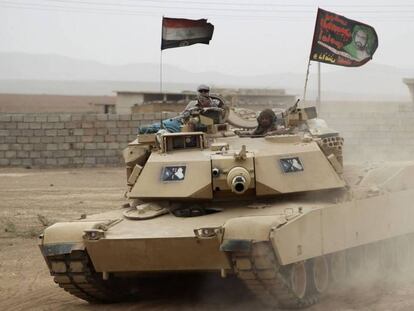 Un tanque iraquí en la periferia de Mosul, este martes.
