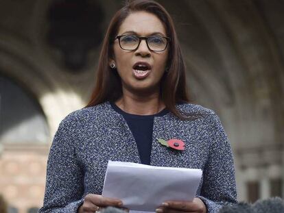 A empresária britânica Gina Miller se dirige aos meios de comunicação em frente ao Tribunal Superior em Londres.