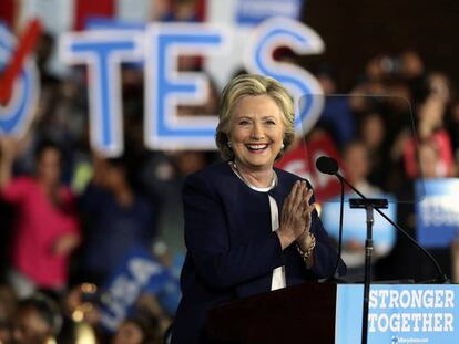 Hillary Clinton se dirige a los simpatizantes demócratas en Detroit.