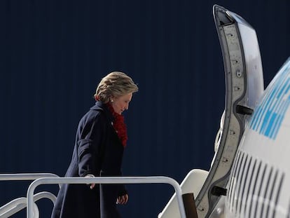 A candidata democrata, Hillary Clinton, embarca em seu avião de campanha.