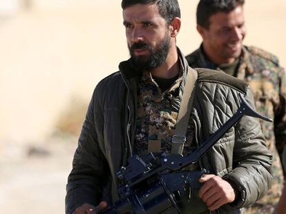 Un integrante de las SDF, en un pueblo a unos 50 kilómetros de Raqa.