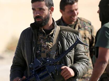 Un integrante de las SDF, en un pueblo a unos 50 kilómetros de Raqa.