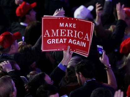 Em Nova York, simpatizante de Trump segura cartaz com o principal slogan da campanha dele: “Torne a América grande outra vez”.