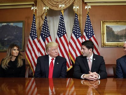 El presidente electo Donald Trump conversa con Paul Ryan, presidente de la Cámara de Representantes, ante su esposa Melania y el vicepresidente electo Mike Pence.
