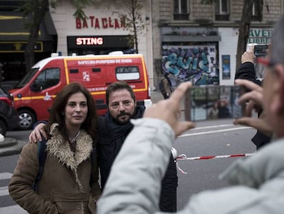 Una pareja posa ante Bataclan un año después de la matanza del ISIS.