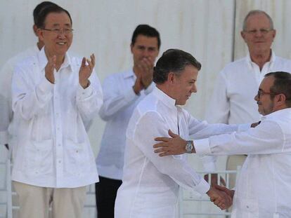 Santos y Timochenko, tras firmar el primer acuerdo de paz en septiembre.