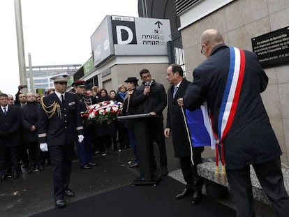 François Hollande descubre este domingo una placa conmemorativa de los atentados del 13 de novimebre de 2015 junto al Estadio de Francia.