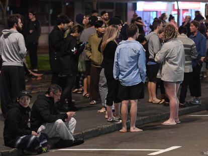 Pessoas na rua após serem evacuadas na cidade de Wellington por causa do terremoto de 7,4 graus registrado na Nova Zelândia.