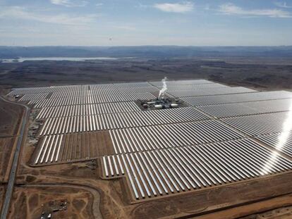 Imagen aérea de la central térmica solar de Ouarzazate, en Marruecos.