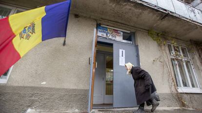 Una anciana llega a votar este domingo en Chisinau, Moldavia