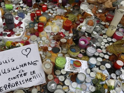 Mensajes y velas en una calle cercana a la sala Bataclan.