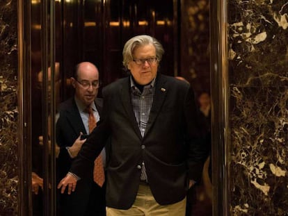 Steve Bannon sai do elevador da Trump Tower em Nova York.