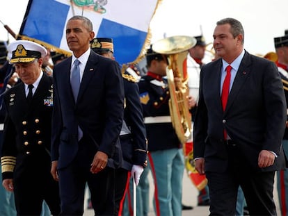 O presidente Obama ao lado do ministro da Defesa da Grécia, Panos Kammenos (à dir.), nesta terça-feira em Atenas.