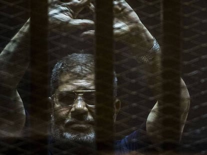 Morsi, el 2 de junio de 2015, durante un juicio contra él en El Cairo.