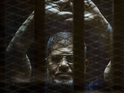 Morsi, el 2 de junio de 2015, durante un juicio contra él en El Cairo.