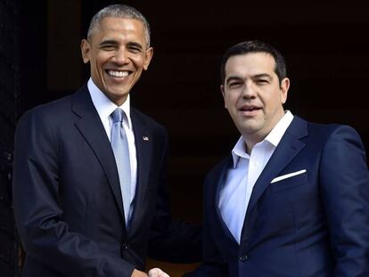 El primer ministro griego saluda al presidente Obama a su llegada a Atenas (Grecia).