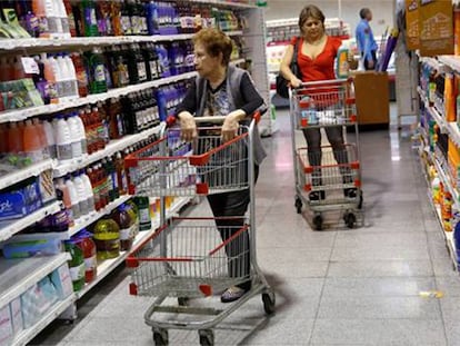 Duas mulheres compram em um supermercado de Caracas.