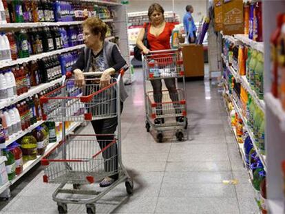 Duas mulheres compram em um supermercado de Caracas.