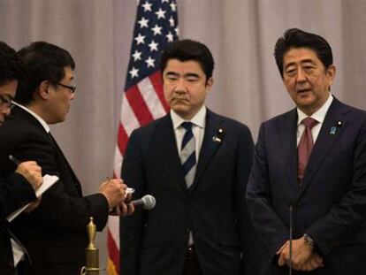 El primer ministro japonés Shinzo Abe (dcha.)