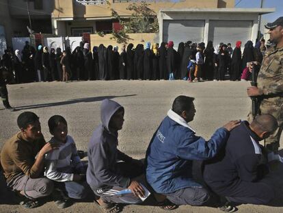 CIudadanos iraquíes esperan para recibir víveres en el barrio de al-Arbajiyeh, en Mosul (Irak), el pasado 19 de noviembre.