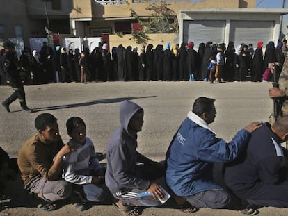 CIudadanos iraquíes esperan para recibir víveres en el barrio de al-Arbajiyeh, en Mosul (Irak), el pasado 19 de noviembre.