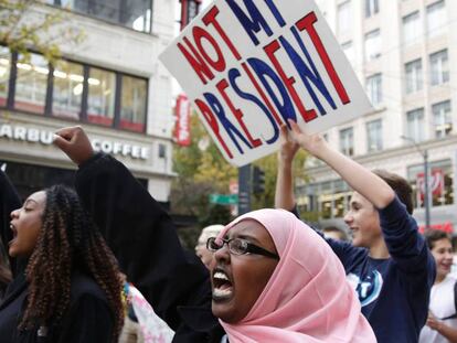 Marcha contra Donald Trump el 14 de noviembre en Seattle.